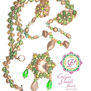 Può includere: Una collana di perline verdi e dorate con un ciondolo a forma di stella e due piccoli ciondoli a forma di fiore. La collana è realizzata con perline a seme e presenta una chiusura a scorrimento.