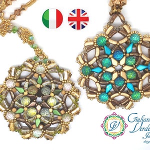 Puede incluir: Dos collares de cuentas doradas y marrones con detalles verdes y azules. Los collares presentan intrincados diseños geométricos y están hechos con cuentas de semillas. Los collares están colgados sobre un fondo blanco.