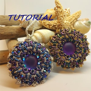 Può includere: Due ciondoli con perline a forma di stella e un centro viola iridescente. I ciondoli sono realizzati con perline argentate, dorate e viola.