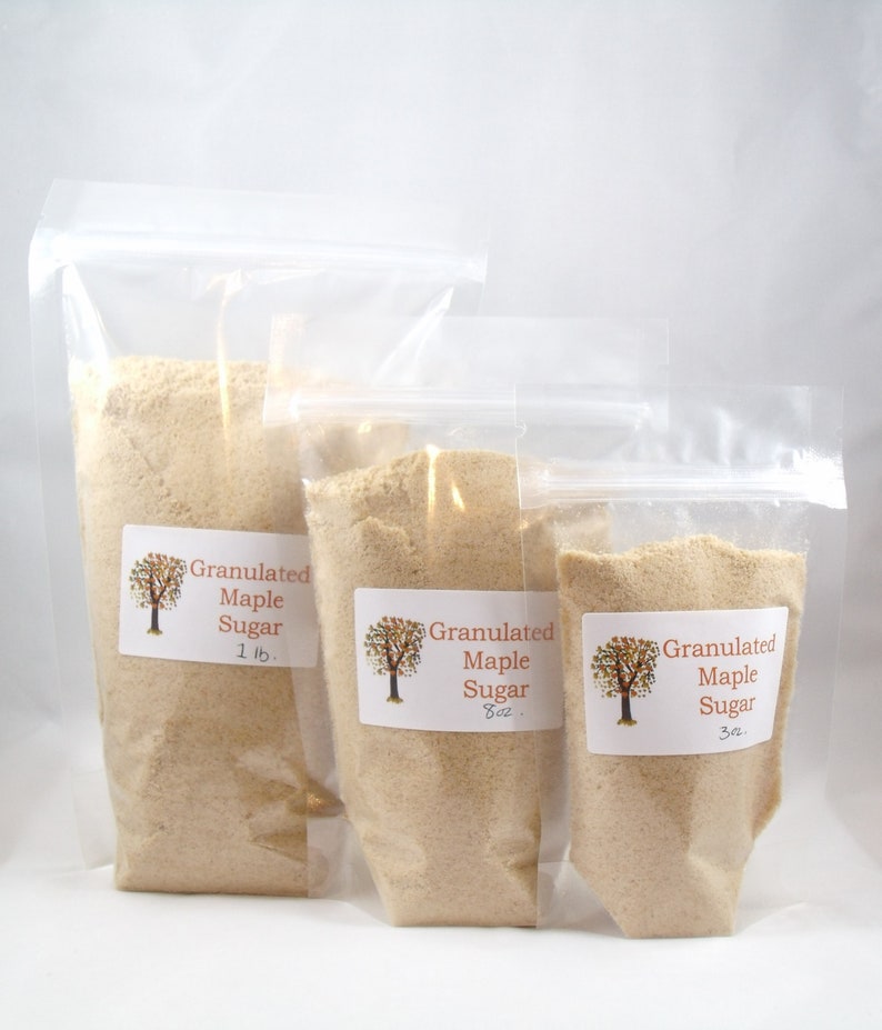 Pu&ograve; includere: Tre sacchetti di plastica trasparente riempiti di zucchero d'acero granulare. I sacchetti sono etichettati con il testo "Granulated Maple Sugar" e il peso in once. Il sacchetto pi&ugrave; grande &egrave; etichettato "1 lb.", il sacchetto intermedio &egrave; etichettato "8 oz." e il sacchetto pi&ugrave; piccolo &egrave; etichettato "3 oz."