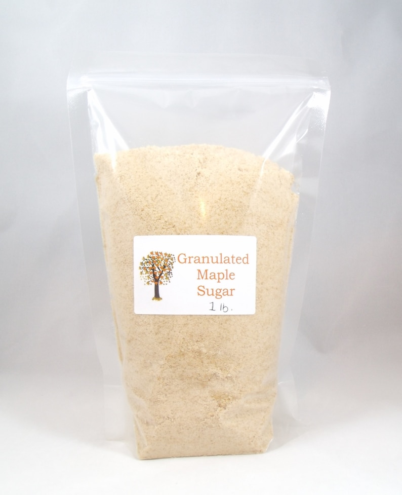 Pu&ograve; includere: Un sacchetto di plastica trasparente pieno di zucchero d'acero granulare. Il sacchetto ha un'etichetta che recita "Granulated Maple Sugar 1 lb."