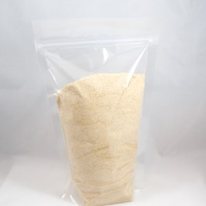 Pu&ograve; includere: Un sacchetto di plastica trasparente richiudibile riempito con una polvere beige chiaro.