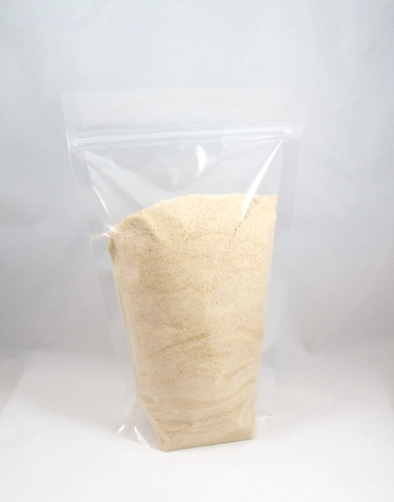 Pu&ograve; includere: Un sacchetto di plastica trasparente richiudibile riempito con una polvere beige chiaro.