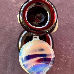 Ol’ Warty Bastaad | Fioletowa fajka z dmuchanego szkła z limonkowo-zielonymi, nierównymi „brodawkami”… schody chłodzą dym