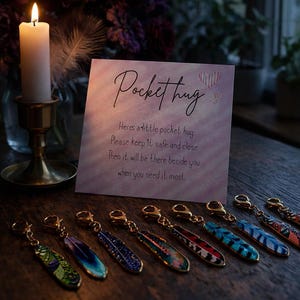 Könnte beinhalten: Eine weiße Keramik-Tasse mit schwarzem Henkel und dem Text "But First, Coffee" in schwarzer, handschriftlicher Schrift. Die Tasse steht auf einer weißen Oberfläche.