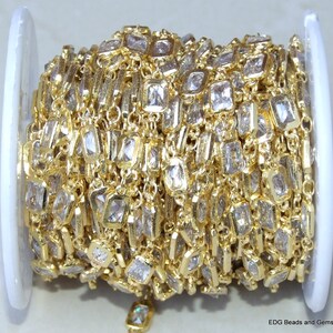Op de afbeelding: Een spoel met gouden ketting met heldere vierkante kristallen. De ketting is perfect voor het maken van sieraden en knutselen.