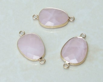 Peut inclure: Trois breloques connecteurs en quartz rose rose avec des accents en métal doré. Chaque breloque a deux anneaux de saut pour la fixation aux bijoux.