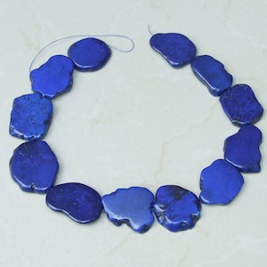 Lapisblauwe magnesietkralen, magnesietnuggetsplaten, howlietkralen, edelstenen plaat, howlietketting, losse stenen, schijfje: 30 mm tot 35 + mm