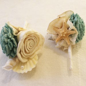 Boutonniere med snäckskal, knappboutonniere, solrosblomma, strandbröllop, brudgummens boutonniere, musslor, sjöstjärna, grön blomma