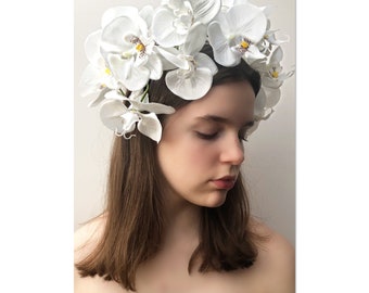 Fleur d'orchidée blanche, coiffure tendance, serre-tête de mariage, bandeau qui fait la course dans les cheveux, réf : H63