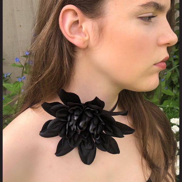 Ras de cou avec fleurs noires Collier ras de cou noir fait main Collier floral avec fleurs noires Réf ; N16