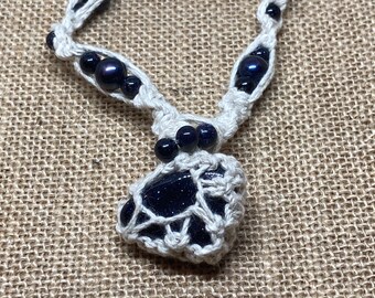 Collar de cáñamo con colgante de ágata tormenta azul y cuentas de aventurina aguamarina.