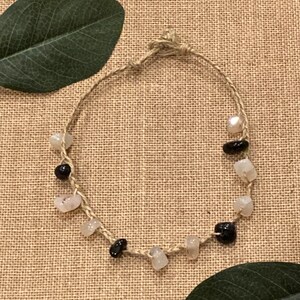 麻のネックレス、石のネックレス、ミックスメディアの麻のネックレス、麻のジュエリー、ボヘミアンジュエリー、ヒッピー、レトロ、再利用された石のビーズ、ビーチ、再生可能