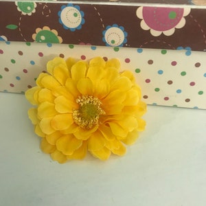 中サイズの黄色い花