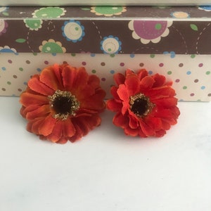 中くらいの大きさのオレンジ色の花
