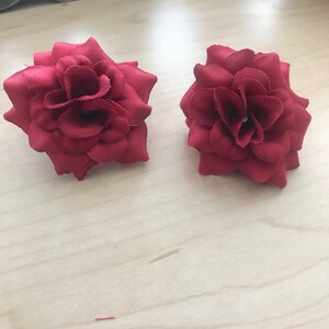 人工の赤いバラ