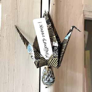 Porte bonheur origami, grue papier japonais noir vague Hokusai, oiseau à message personnalisé, carte de voeux originale, petit cadeau Japon