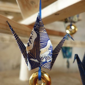Pájaro de origami de la suerte, grulla de papel japonesa con ondas Hokusai azul y dorada, mensaje personalizado, decoración poética, idea de regalo zen