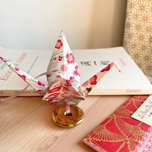 Porte-bonheur origami, grue papier japonais, prunier fleur de nacre, oiseau à message voeux, présent personnalisé Noël, idée cadeau d'hôte