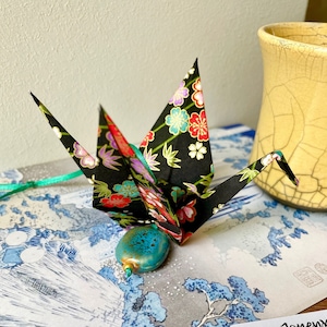 Origami porte-bonheur avec message, meilleurs voeux, amitié, amour, grue papier japonais noir fleuri, esprit Japon, petit cadeau déco zen