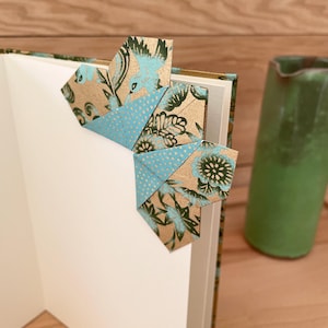 Marque-page origami, papillon vert et or, signet en papier japonais, idée petit cadeau utile, amoureux des livres, bibliothèque lecture