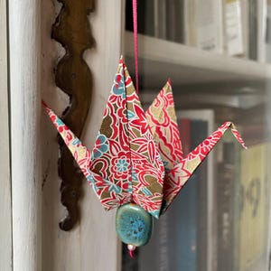 Amuleto de la suerte origami con mensaje, mejores deseos, amistad, nacimiento, grulla rosa azul y dorada, espíritu floral Japón, pequeño regalo decorativo de Navidad