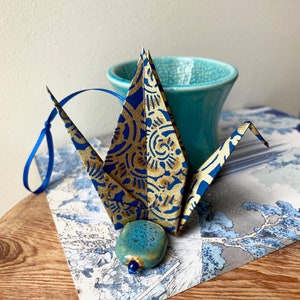 Amuleto de la suerte de origami con mensaje, mejores deseos, amistad, amor, grulla de papel japonesa azul y dorada, espíritu japonés, pequeño regalo decorativo zen