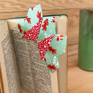 Marque-page origami, papillon vert et or, signet en papier japonais, idée petit cadeau utile, amoureux des livres, bibliothèque lecture