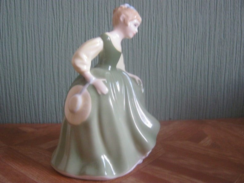 Royal Doulton figurine Fair Maiden HN2211 Second