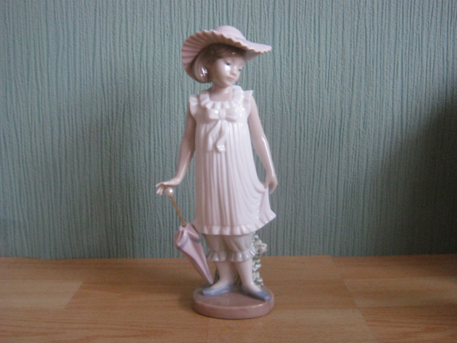 リヤドロ/傘を持つ少女 リヤドロ LLADRO 磁器人形 「傘を持つ少女」5210 - メルカリ