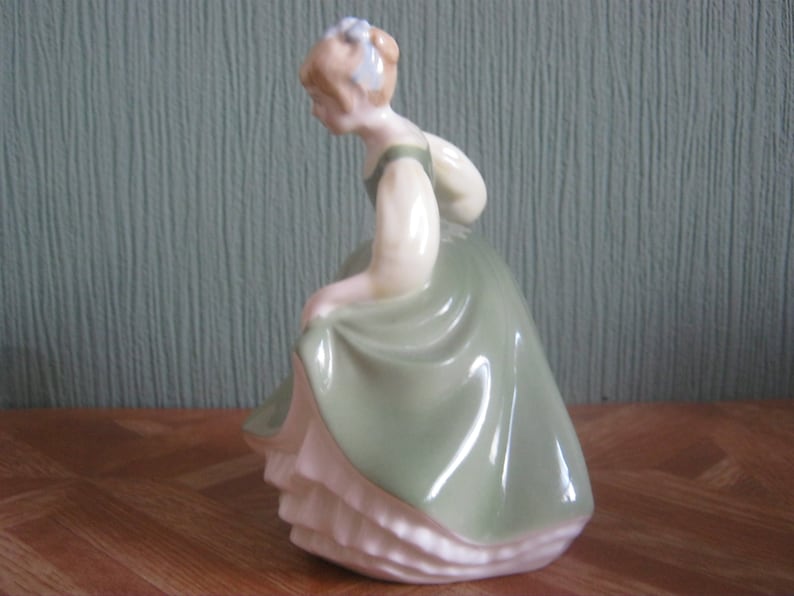 Royal Doulton figurine Fair Maiden HN2211 Second