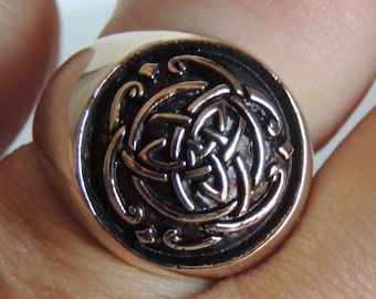 TRISKELE RING