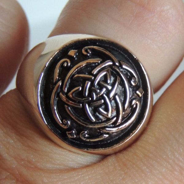 TRISKELE RING