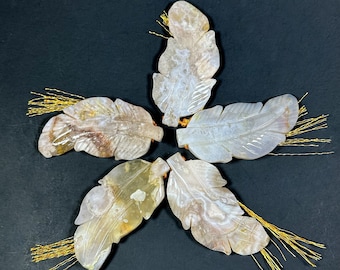 Colgante de ágata natural tallada a mano con forma de flor, de 51 x 24 mm, con forma de pluma. Precioso colgante suelto de ágata color beige.