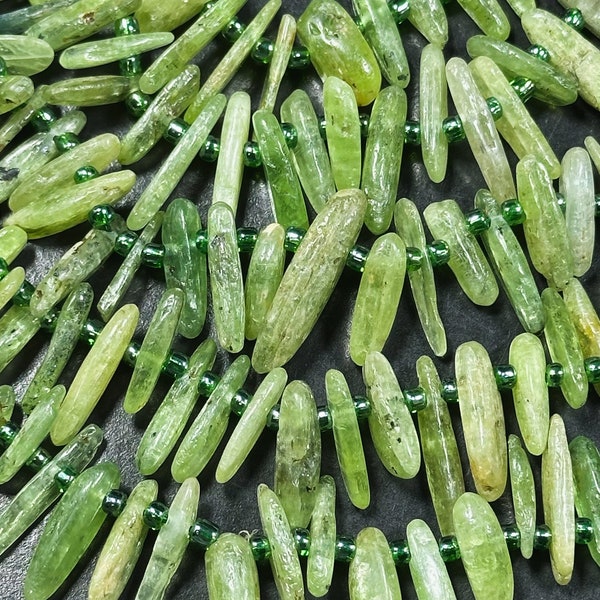 Natuurlijke groene kyaniet edelsteen kraal afgestudeerd stok vorm, prachtige natuurlijke groene kleur kyaniet edelsteen kraal grote kwaliteit volledige strand 15,5