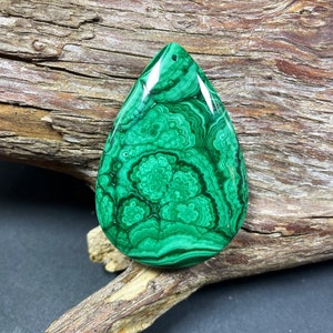 AAA natural malachite gemstone pendant. 30x40mm teardrop Shape. Gorgeous handmade natural green malachite pendant .Super nice quality