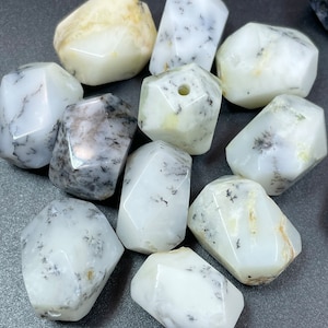 Perlina di pietra preziosa opale bianco naturale AAA. Perlina sfaccettata a forma di pepita da 15 x 21 mm. Bellissimo colore bianco naturale con punte grigie. Perlina di alta qualità!