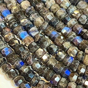 AAA Natürlicher schwarzer Labradorit mit blauem Schimmer. 5 x 8 mm große Rondelle Form Perle. Herrlich schwarz mit blauem Schimmer auf Labradorit. Voller Strang