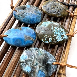 Naturalny kamień szlachetny, niebieski oceaniczny jaspis, owalny wisiorek, 30 x 42 mm. Przepiękny oceaniczny niebieski kolor, luźne koraliki, luźne wisiorki. Wysokiej jakości jaspis!!!