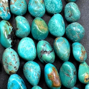 Cuenta de turquesa 100% natural. Preciosas cuentas de turquesa azul natural. Forma ovalada irregular. Excelente calidad. Hilo completo de 15,5 pulgadas.