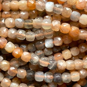 AAA Natürliche Pfirsich Mondstein Perle. 4 mm große facettierte quadratische Perlenform. Schöne natürliche Pfirsichfarbe mit grauer Farbe Mondsteinperle. 15,5 ”Strang