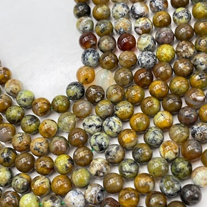 Op de afbeelding: Een streng ronde, groene, bruine en witte opaal kralen. De kralen zijn ongeveer 8 mm in diameter en hebben een natuurlijke, gepolijste afwerking.