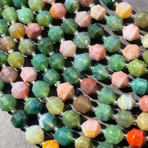 Schöne natürliche indische Jade Steinperle. Facettierte 6 mm 8 mm Diamantschliff Form. Schöne natürliche grün orange multi color Indiren Jade Perle