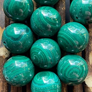 Perle en pierre de malachite naturelle AAA +. Perle ronde 12 mm 18 mm . Belle perle naturelle de malachite verte. Perle de pierres précieuses en vrac de très belle qualité.