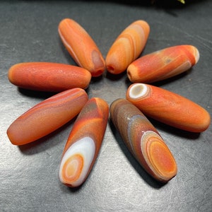 Bellissima perlina di pietra di agata naturale del Botswana. Perlina sciolta. Perlina di agata del Botswana a forma di barile da 13 x 40 mm. Finitura opaca. Colore marrone arancione