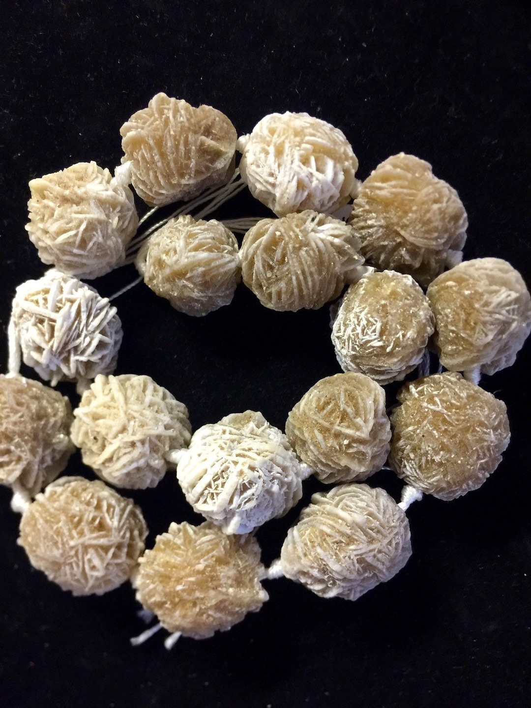 天然デザートローズ。サンドローズビーズ。石膏ローズビーズ。約15mm