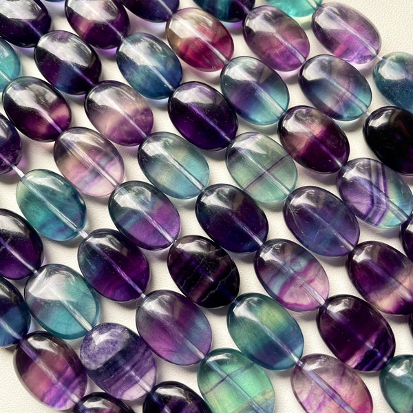 Fluorite naturelle super claire AAA. Forme ovale 13x18mm. Magnifique perle de fluorite de couleur vert violet naturel. Grande qualité. Brin complet 15,5