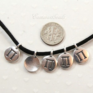 Encantos de letras griegas, encantos PI, gotas TierraCast Pi, hallazgos de joyería, peltre sin plomo chapado en plata antigua
