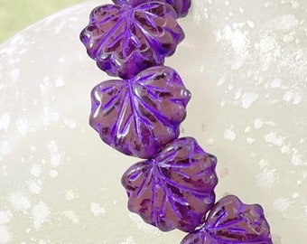 Cuentas de hoja de arce, color morado con lavado morado, perforadas a lo largo, 13 x 10 mm, cuentas de vidrio checas, 20 piezas