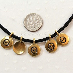 Encantos de letras griegas, símbolos THETA, encantos griegos TierraCast, hallazgos de joyería, gotas, peltre sin plomo chapado en oro antiguo